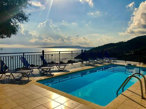Villa Laurian Overlooking the Ionian Sea with Private Pool and Magnificent Views gîte à louer Ákra Katastári