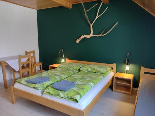 1 double bed, 1 twin bed