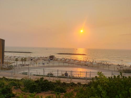 Nearby attraction, Lovely and Bright Apart, 2 Bed, 2 Bath, sleeps 5, Swimming pool - Jacuzzi & Gym in Raanana