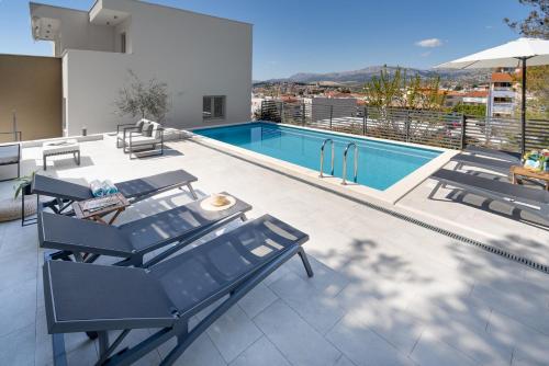 New - Villa Nina with private 32 sqm heated pool, 5 bedrooms, fun zone, 850m from the beach, Podstrana (zdjęcie 4)