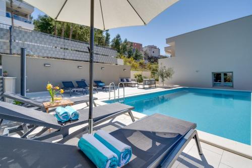 New - Villa Nina with private 32 sqm heated pool, 5 bedrooms, fun zone, 850m from the beach, Podstrana (zdjęcie 5)