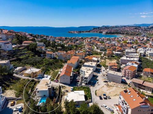 New - Villa Nina with private 32 sqm heated pool, 5 bedrooms, fun zone, 850m from the beach, Podstrana (zdjęcie 6)