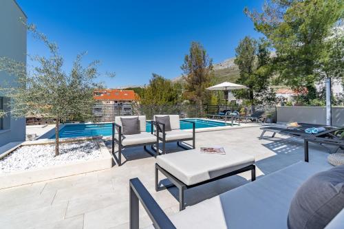 New - Villa Nina with private 32 sqm heated pool, 5 bedrooms, fun zone, 850m from the beach, Podstrana (zdjęcie 9)