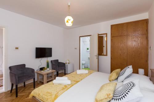 Sunset Bay Room - image 9