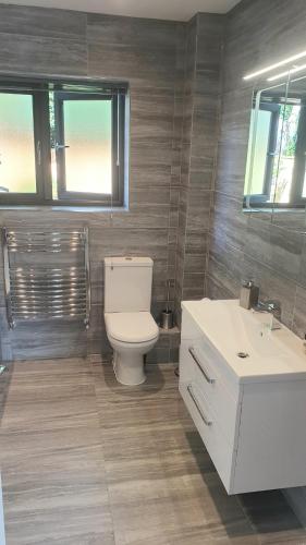 Large modern self contained apartment in Lymington