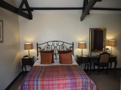 Standard Double Room image 6