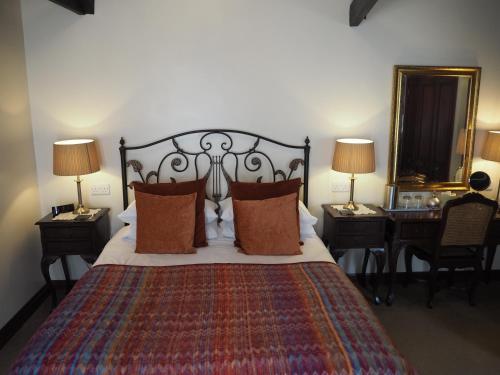 Standard Double Room image 9