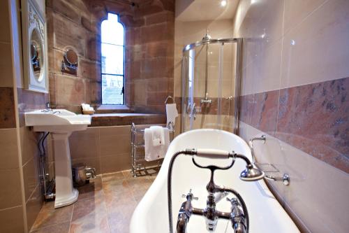 Koupelna, Peckforton Castle in Tarporley