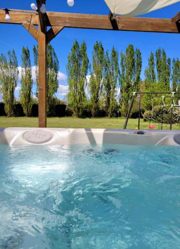Hot tub, L Amalia au cœur des Chateaux de la Loire et du zoo de Beauval in Sambin