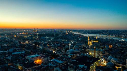 Golden Crown Hotel - image 13