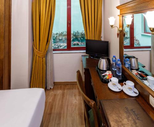 Golden Crown Hotel - main image