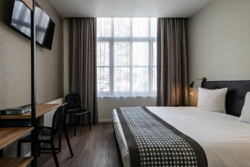 Standard Double Room image 6