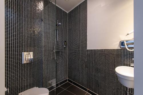 Standard Double Room image 7