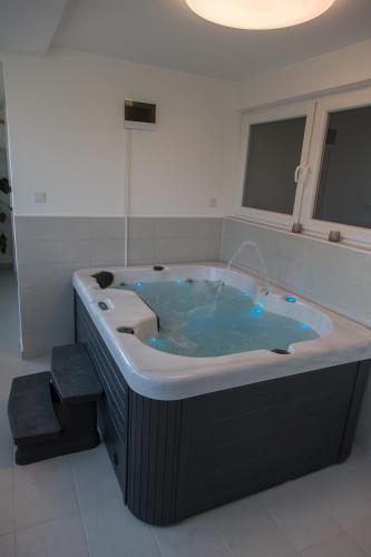 設施, bedroom holiday home with pool in 卡拉納茨