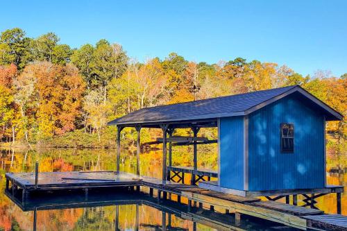 Liberty Lodge Lakefront Cottage with Porch and Dock in Eatonton, USA