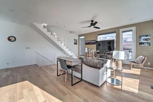 Sleek Townhome with Rooftop Patio and Mountain Views! in Denver, USA