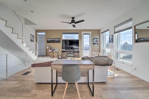 Sleek Townhome with Rooftop Patio and Mountain Views! in Denver, USA
