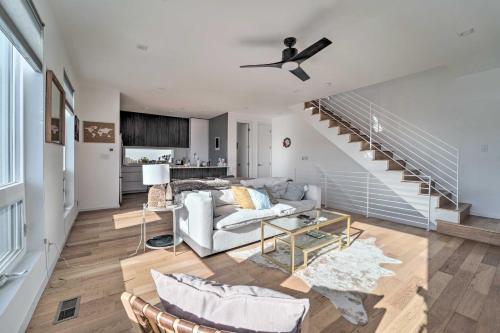 Sleek Townhome with Rooftop Patio and Mountain Views! in Denver, USA
