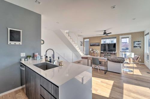 Sleek Townhome with Rooftop Patio and Mountain Views! in Denver, USA