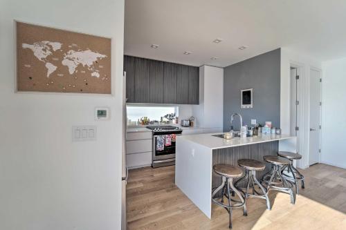 Sleek Townhome with Rooftop Patio and Mountain Views! in Denver, USA