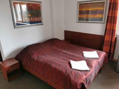 1 queen bed, 2 twin beds