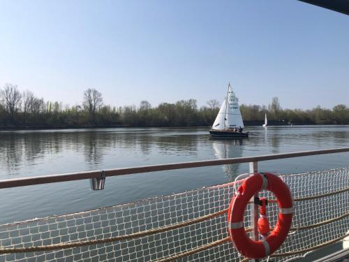 SeineHouse - Maison flottante (HouseBoat) - Sejour magique sur l'eau in Triel-Sur-Seine