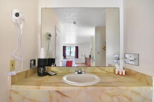 OYO Hotel Lockhart TX - image 10