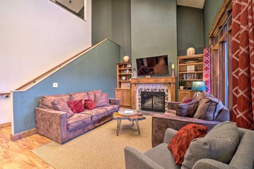Lake Taneycomo Penthouse Condo with Gas Grill and Dock! - image 10
