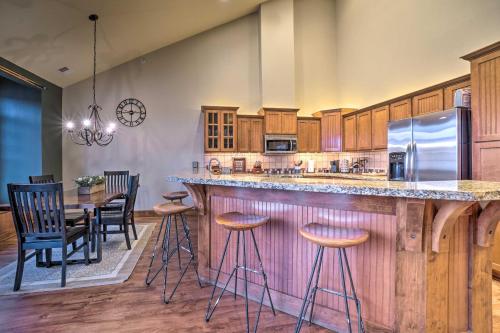 Lake Taneycomo Penthouse Condo with Gas Grill and Dock! - image 12
