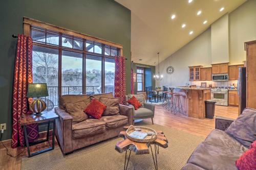 Lake Taneycomo Penthouse Condo with Gas Grill and Dock! - image 13