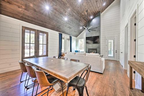 Private Hot Tub, Outdoor Fireplace Broken Bow Gem in Broken Bow, USA