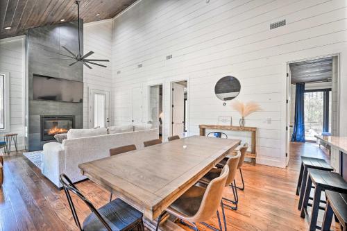 Private Hot Tub, Outdoor Fireplace Broken Bow Gem in Broken Bow, USA