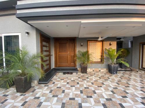 B&B Lahore - Brand new 3 bedrooms furnished, Upper floor - Bed and Breakfast Lahore