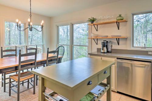 Amazing A-Frame with Private Hiking and Amenities in Brevard, USA