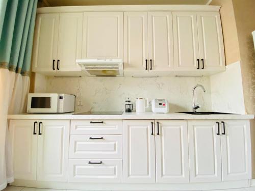 Kitchen, 125m2 new apartment, 5 rooms with airport pickup in Bayanzurkh