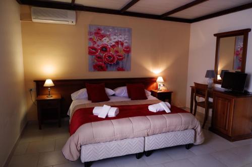 1 queen bed, 2 twin beds