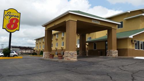Super 8 by Wyndham Dodge City - image 10