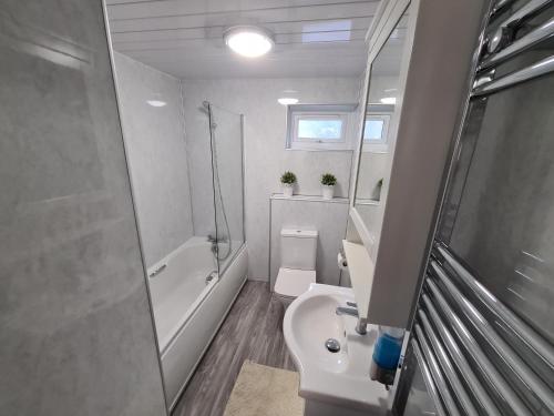 Shower, Holyrood House in Royal Mile