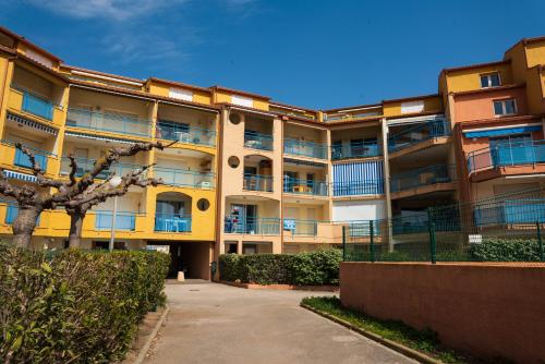 Exterior view, Appartement, vue sur mer, acces direct plage, piscine in Vias