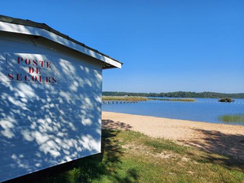 Appartement résidence 3 étoiles, 50m du lac, WIFI, jardin terrasse sans vis-à-vis, 1 à 4 pers, kit bébé possible