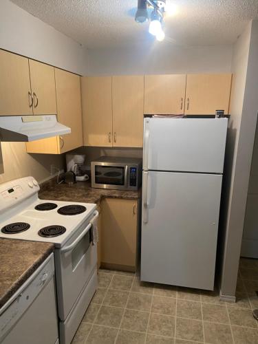 . Lovely One bedroom condo den with patio FREE WIFI