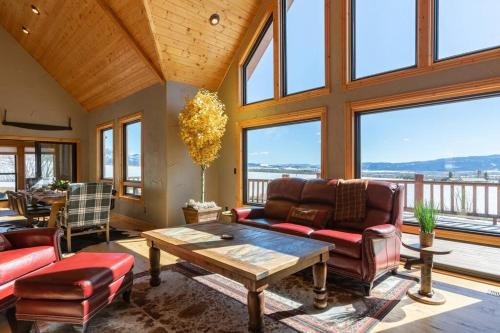 . MAJESTIC VIEWS FAMILY LODGE with Large Deck
