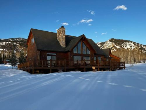 MAJESTIC VIEWS FAMILY LODGE with Large Deck