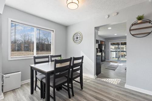 Entire Home Near MSU and Local Hospitals with Fast Wi-Fi & Dedicated Office in Lansing, USA