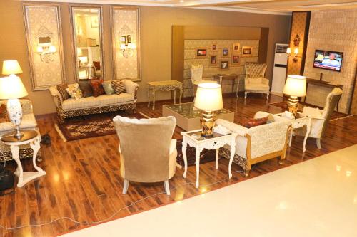 Shelton Rezidor Swat in Sangota