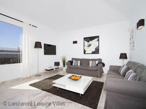  Villa Benedicte sea view, heated pool, bedroom A/C, WiFi, SKY, short walk to Puerto del Carmen in Tías