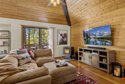 Cozy 3 Story Cabin with Loft, 2 Decks & Fire Pit - Chalet - Munds Park