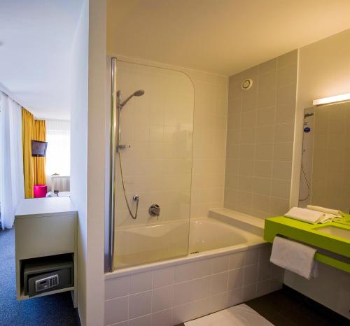 room detail thumbnail 2