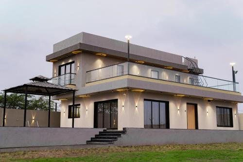 Regency Farm House With Pvt Swimming Pool Surat - Narthan