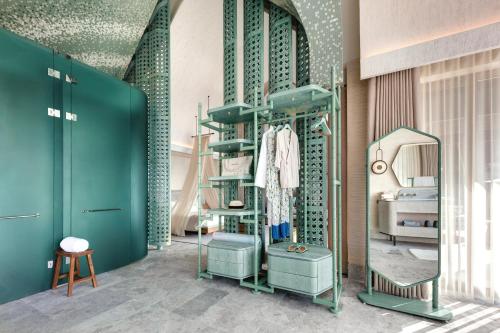 room detail thumbnail 2